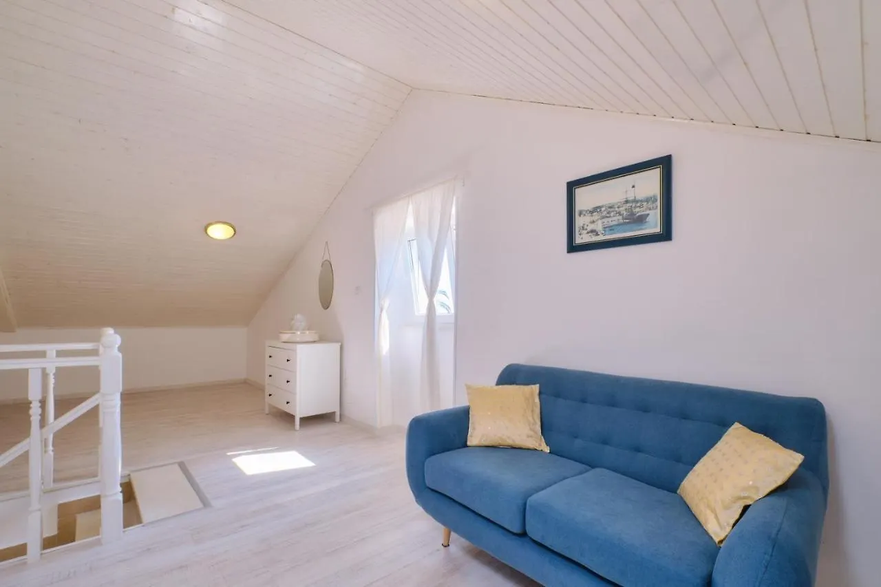 Country House 0*, Cunski